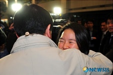한국암웨이 한지수 | 기쁨의 포옹 나누는 한지수씨