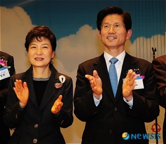 박수치는 박근혜, 김문수