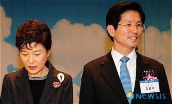 다른 곳 응시하는 박근혜, 김문수