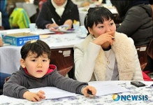 학교소개 경청하는 다문화가정 학부모