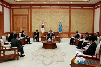 이 대통령, 필리핀 외교장관 접견