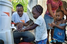 [아이티 대지진 1년]콜레라 예방위해 손씻기 교육하는 월드비전