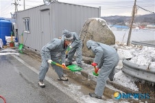 방역하랴 눈 치우랴 바쁜 방역초소 근무자들