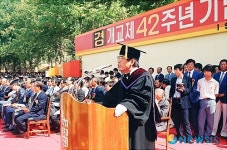 조선대 총장에 취임하는 이돈명 변호사