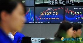 코스피 2100 돌파, 분주한 딜러들