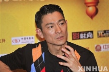 기자 질문 답하는 유덕화