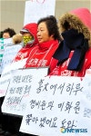 침통한 표정의 노동자들