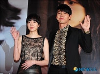 손 흔드는 임수정과 현빈