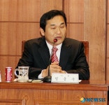 경남도의원에게 인사말 하는 엄용수 밀양시장