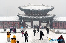 눈 내린 경복궁의 운치