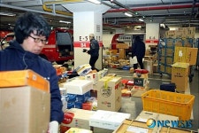 소포 분류하는 집배원