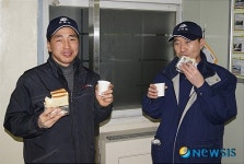 서울강동우체국, 야식 만들어 집배원 격려