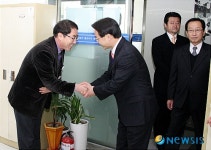 밀양시청서 악수하는 조해진 의원