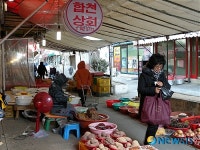 같은 설인데…대형마트-전통시장 희비