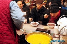 중부시장 찾아 팥죽 맛보는 이재오 특임장관