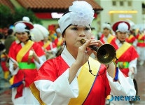 놀이동산에서 펼쳐지는 민속놀이 한마당