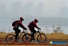 짙은안개에 희미하게보이는 강건너 아파트