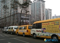 아파트 단지 앞길은 학원차 주차장(?)