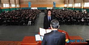 엄숙한 고등학교 졸업식장