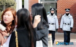 교내 순찰하는 경찰들