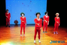 트로트에 맞춰 흥겨운 댄스