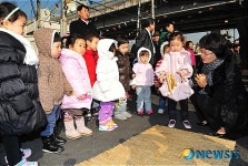 윷놀이하는 예쁜 어린이집 아이들