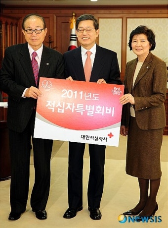 2011년도 적십자특별회비 전달하는 김황식 국무총리
