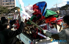 전주시청 앞 행정대집행, 10여분만에 정리