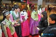 결혼기념사진은 한복으로