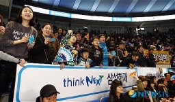 우승기원 종이비행기 날려요