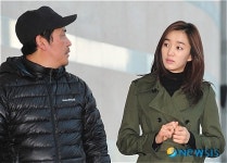 제작진 설명 경청하는 탤런트 수애