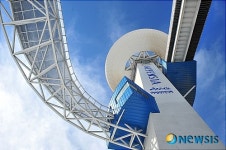 높고 푸른하늘과 스키점프대