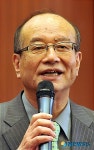 인사말하는 구자흥 명동예술극장장
