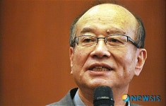 인사말하는 구자흥 명동예술극장장