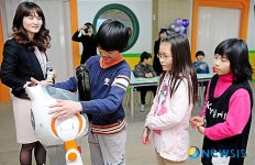 로봇 선생님에게 배우는 영어 수업