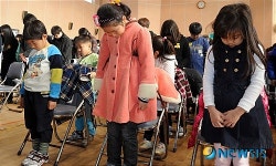묵념하는 연평초등학교 졸업생들