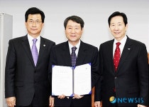 200억 투자협약하는 충주시-인팩