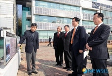 제로에너지솔라하우스에 대해 설명듣는 최중경 장관