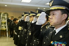 동료에게 마지막 인사하는 해경