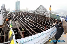 속살 드러낸 영도대교 도개구간