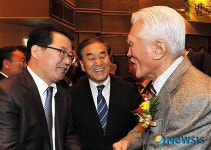 신성범 의원과 악수나누는  최형우 전 내무부장관