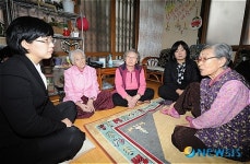 민노당 대표, 3.1절 맞아 정신대할머니들 위로
