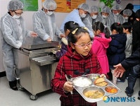 친환경 무상급식 배식받은 학생들