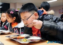 친환경 무상급식 식사하는 학생들
