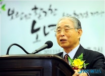 보람있고 활기 찬 노년 출판기념 축사하는 박승덕 과우회장