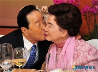 뽀뽀하는 김영삼 전 대통령 부부