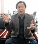 학교를 자랑하고 있는 김권식 교장