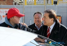 주유소 관계자와 이야기 나누는 이재오 특임장관