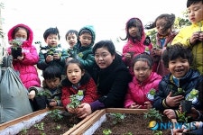 1일 농부학교 행사 갖는 어린이들