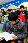 조용히 독서하는 벽량 초등학교 학생들